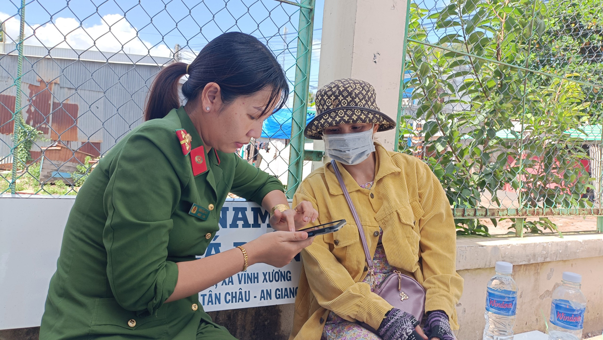 công ãn xã vinh xương hướng dẫn ngườ dân đăng ký sử dụng tài khoản định danh