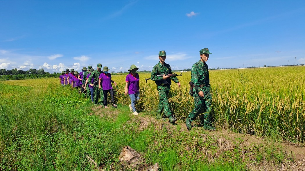 Hội phụ nũ xã vinh xuong kết hợp cùng đồn biên phòng tổ chức tun62 tra bảo vệ đường biên cột mốc